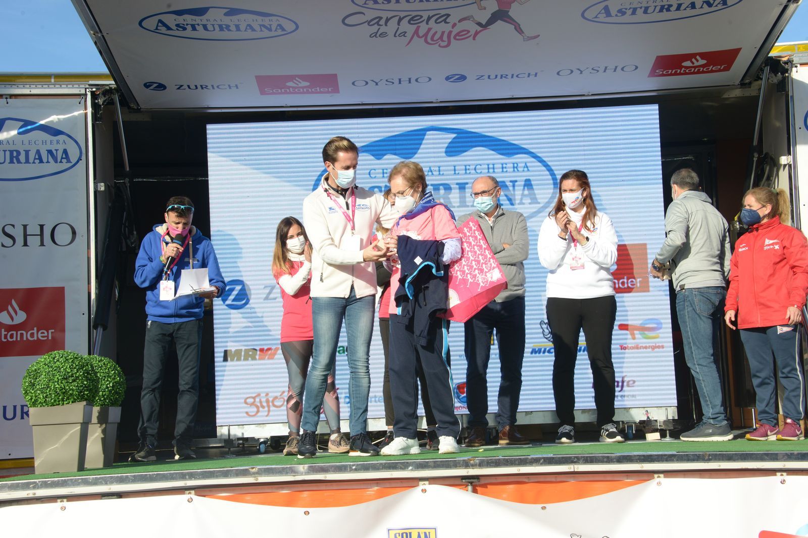Las mejores fotos de la Carrera de la Mujer Central Lechera Asturiana Gijón 2021 (CEREMONIAS DE PREMIACIÓN / GALERÍA 4)