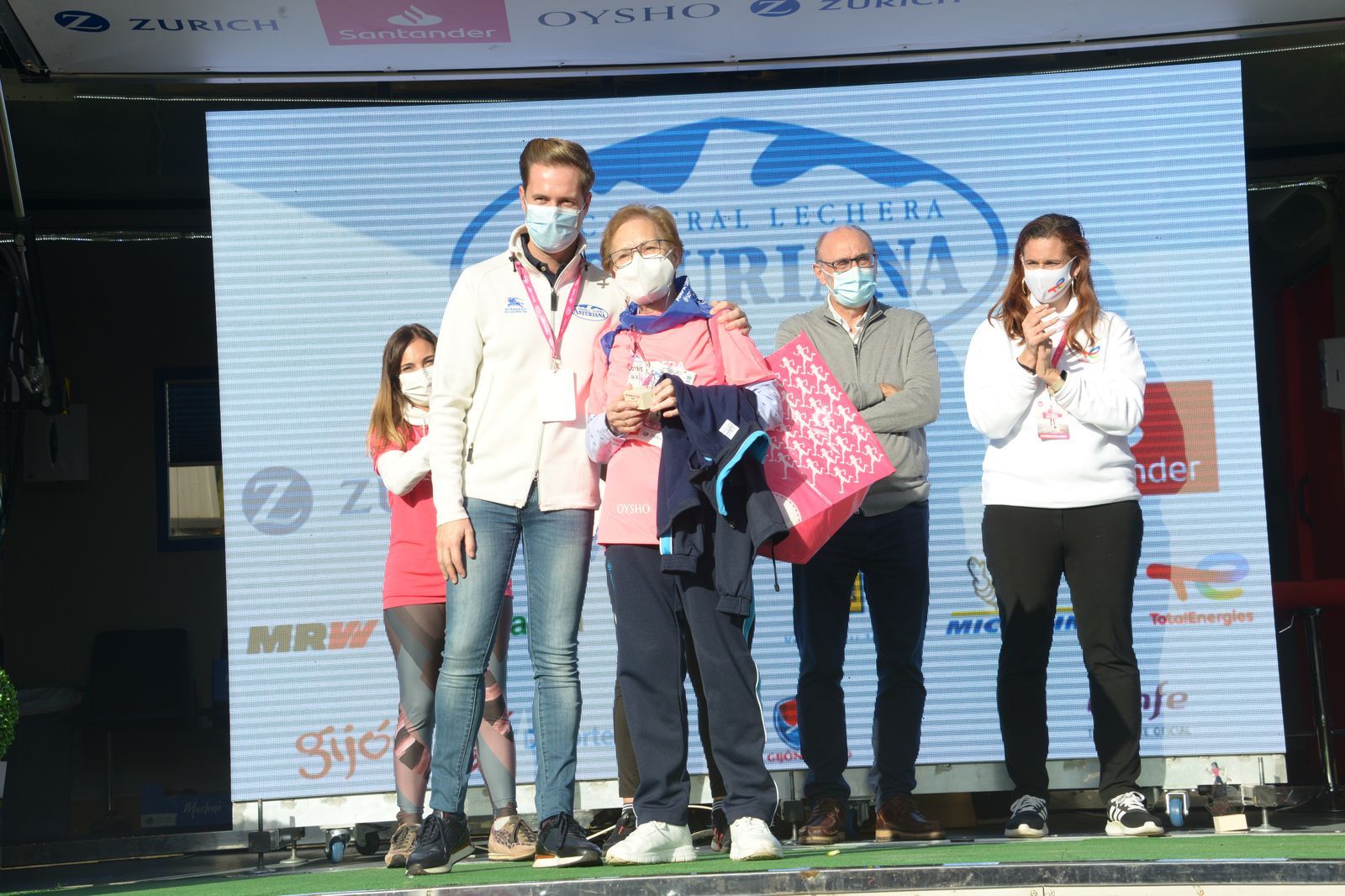 Las mejores fotos de la Carrera de la Mujer Central Lechera Asturiana Gijón 2021 (CEREMONIAS DE PREMIACIÓN / GALERÍA 4)