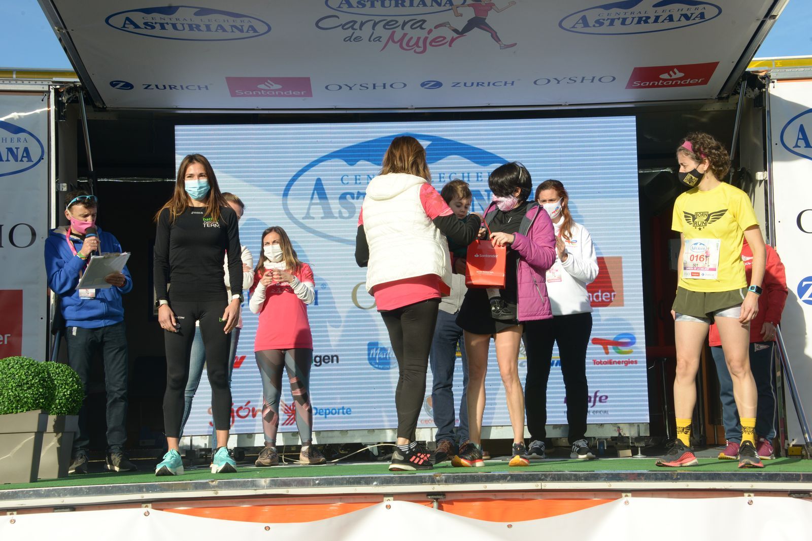 Las mejores fotos de la Carrera de la Mujer Central Lechera Asturiana Gijón 2021 (CEREMONIAS DE PREMIACIÓN / GALERÍA 4)