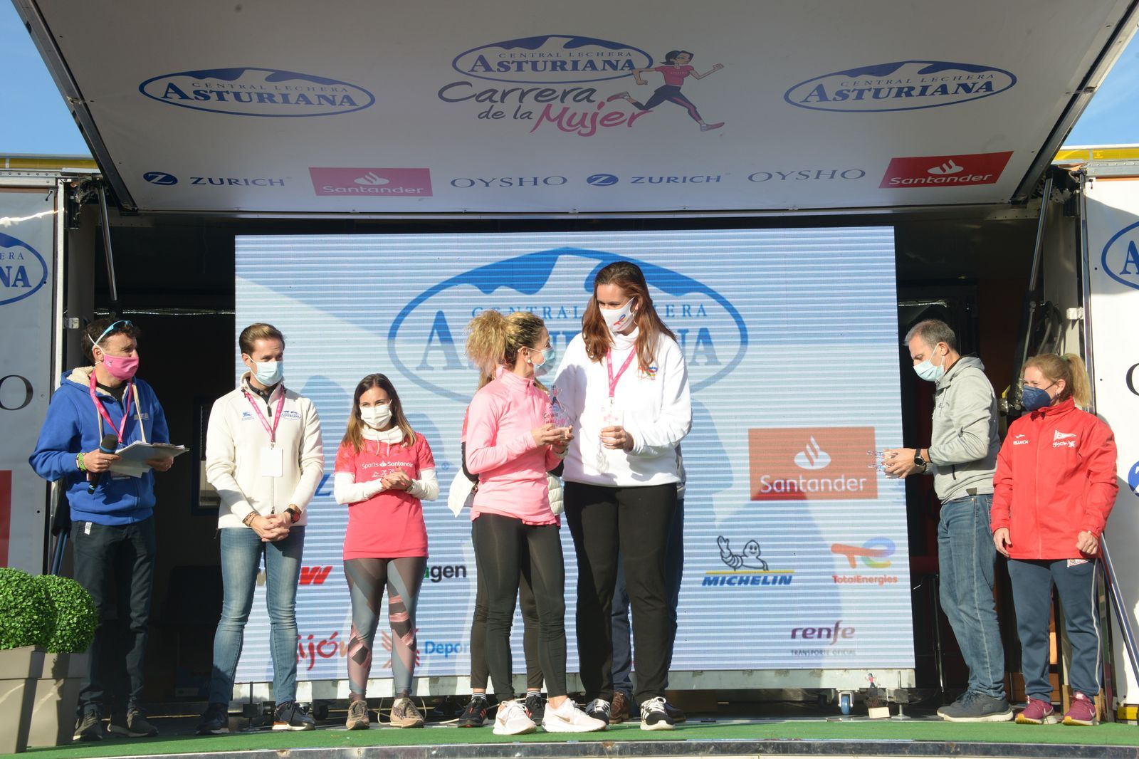 Las mejores fotos de la Carrera de la Mujer Central Lechera Asturiana Gijón 2021 (CEREMONIAS DE PREMIACIÓN / GALERÍA 4)