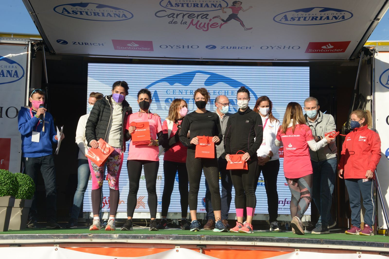 Las mejores fotos de la Carrera de la Mujer Central Lechera Asturiana Gijón 2021 (CEREMONIAS DE PREMIACIÓN / GALERÍA 4)
