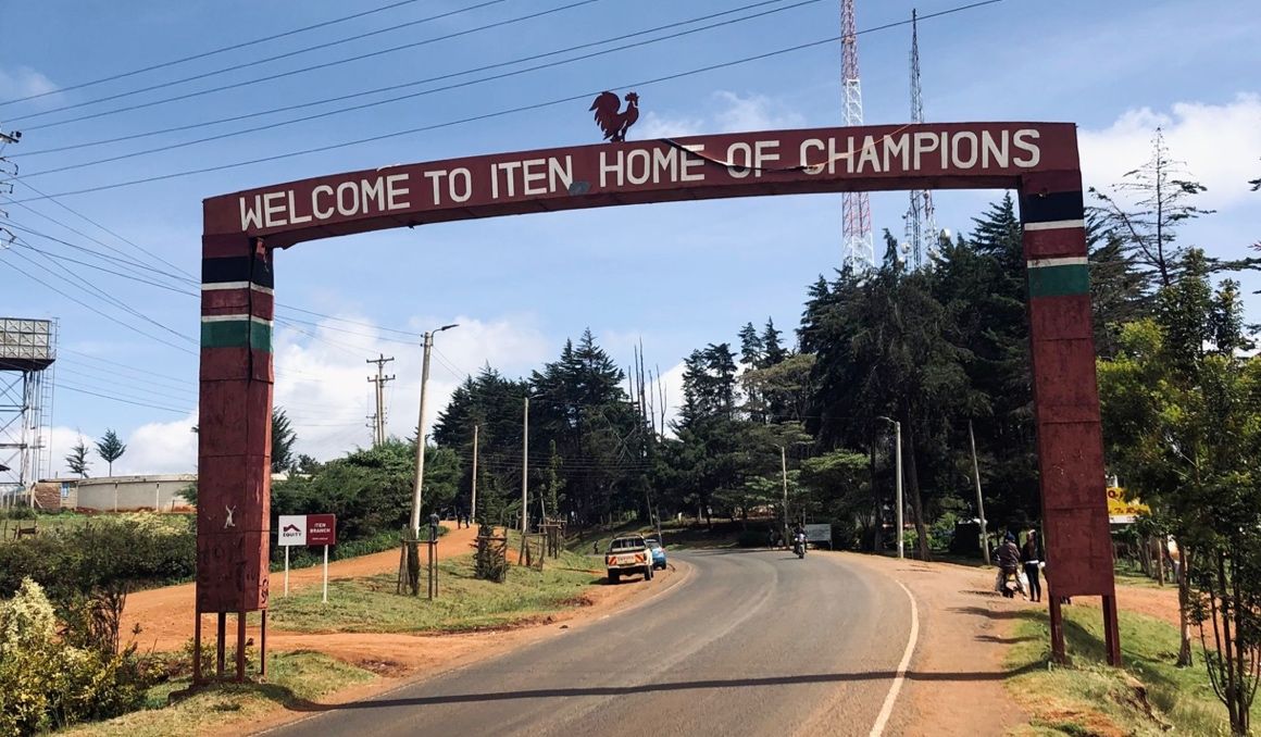 Una imagen de la entrada a Iten con el mantra que recibe a todos los atletas: 'The Home Of Champions'.