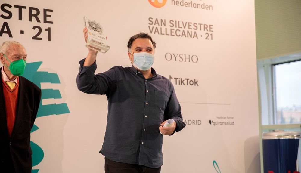 El periodista de la revista Corredor, Alberto Hernández, fue sorprendido con un premio sorpresa. LAST LAP. El periodista de la revista Corredor, Alberto Hernández, fue sorprendido con un premio sorpresa. LAST LAP.