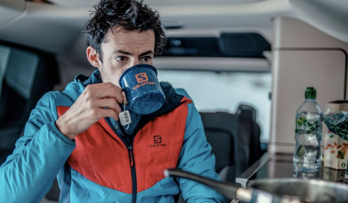 Kilian Jornet, en su furgoneta, bebiendo líquido antes de un entrenamiento. MATTI BERNITZ.