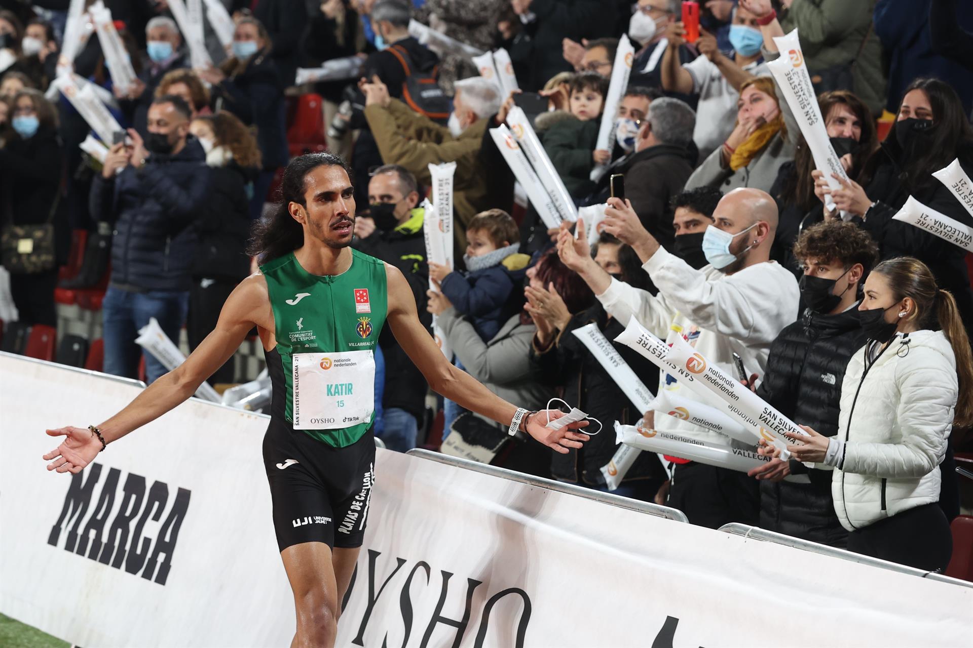 Mohamed Katir celebra la victoria en la San Silvestre Vallecana. EFE.