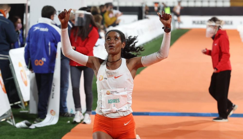 La etíope Degitu Azimeraw Asires celebra la victoria en la San Silvestre Vallecana. EFE.