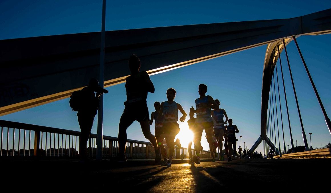 Una imagen del Zurich Maratón de Sevilla, que este año tendrá 5K el sábado y también carrera virtual. JUANJO ÚBEDA.