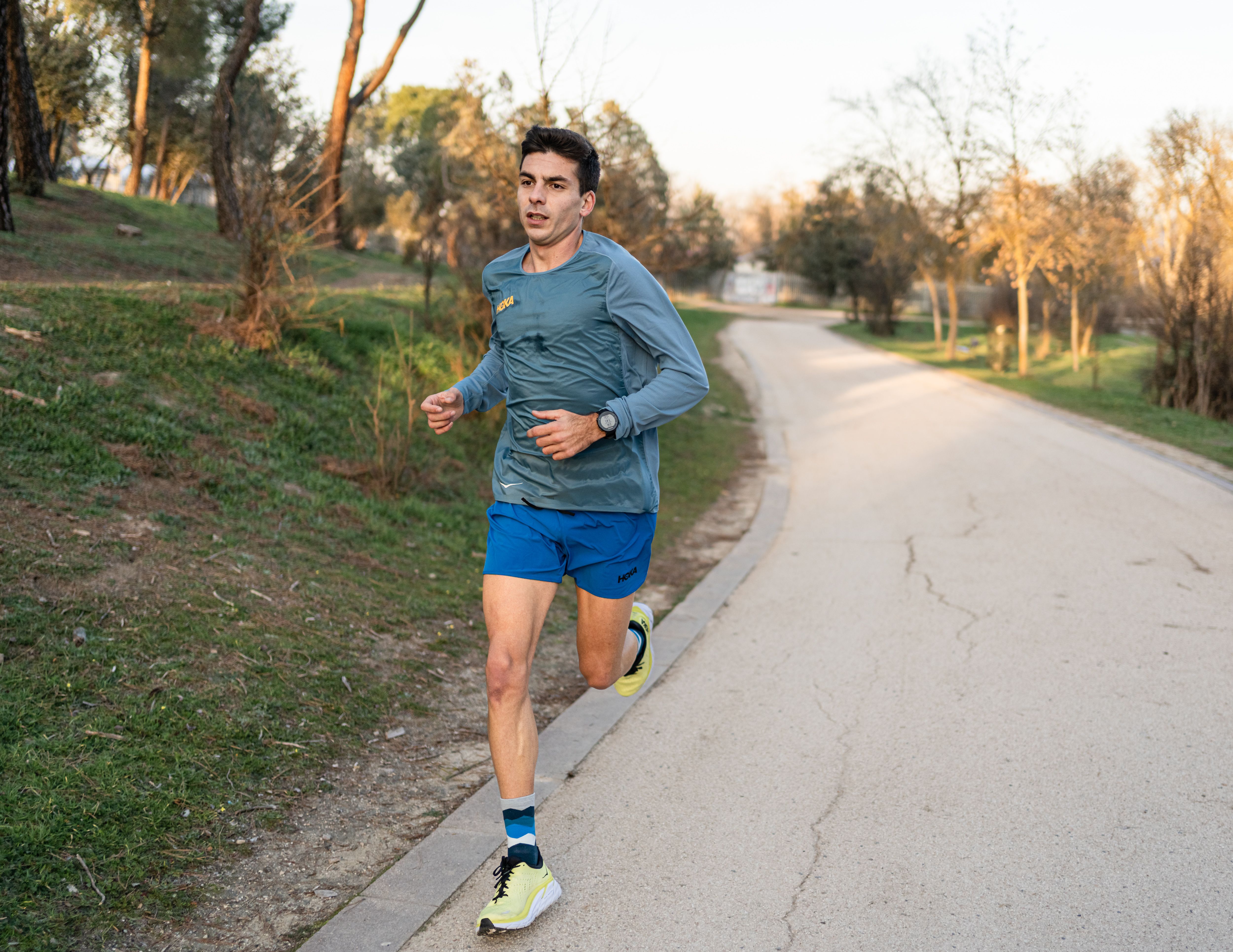 Yago Rojo corriendo con las Clifton 8 en la Casa de Campo de Madrid. SPORTMEDIA.