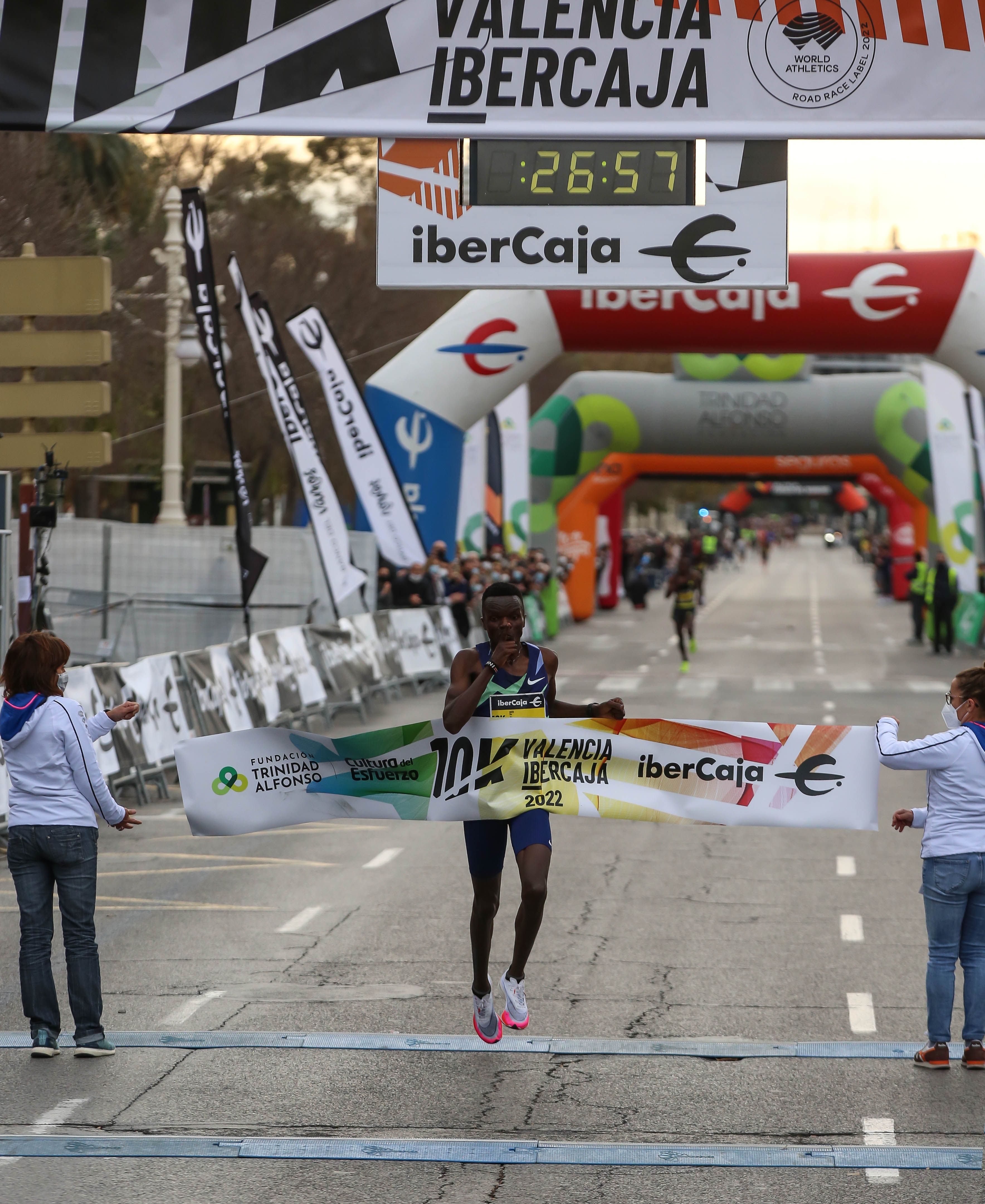 Daniel Simiu Ebenyo triunfando en el 10K Valencia Ibercaja.