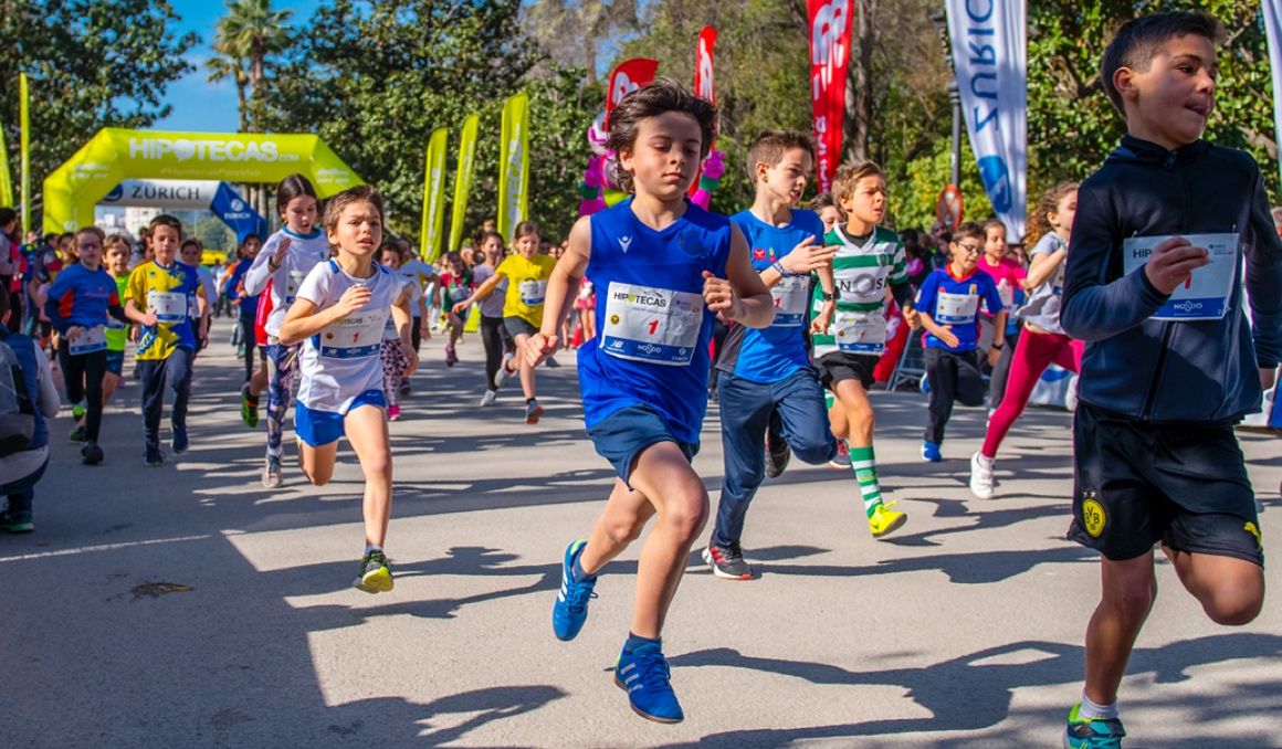 Una imagen de las carreras infantiles del Zurich Maratón de Sevilla 2020. JUANJO ÚBEDA.