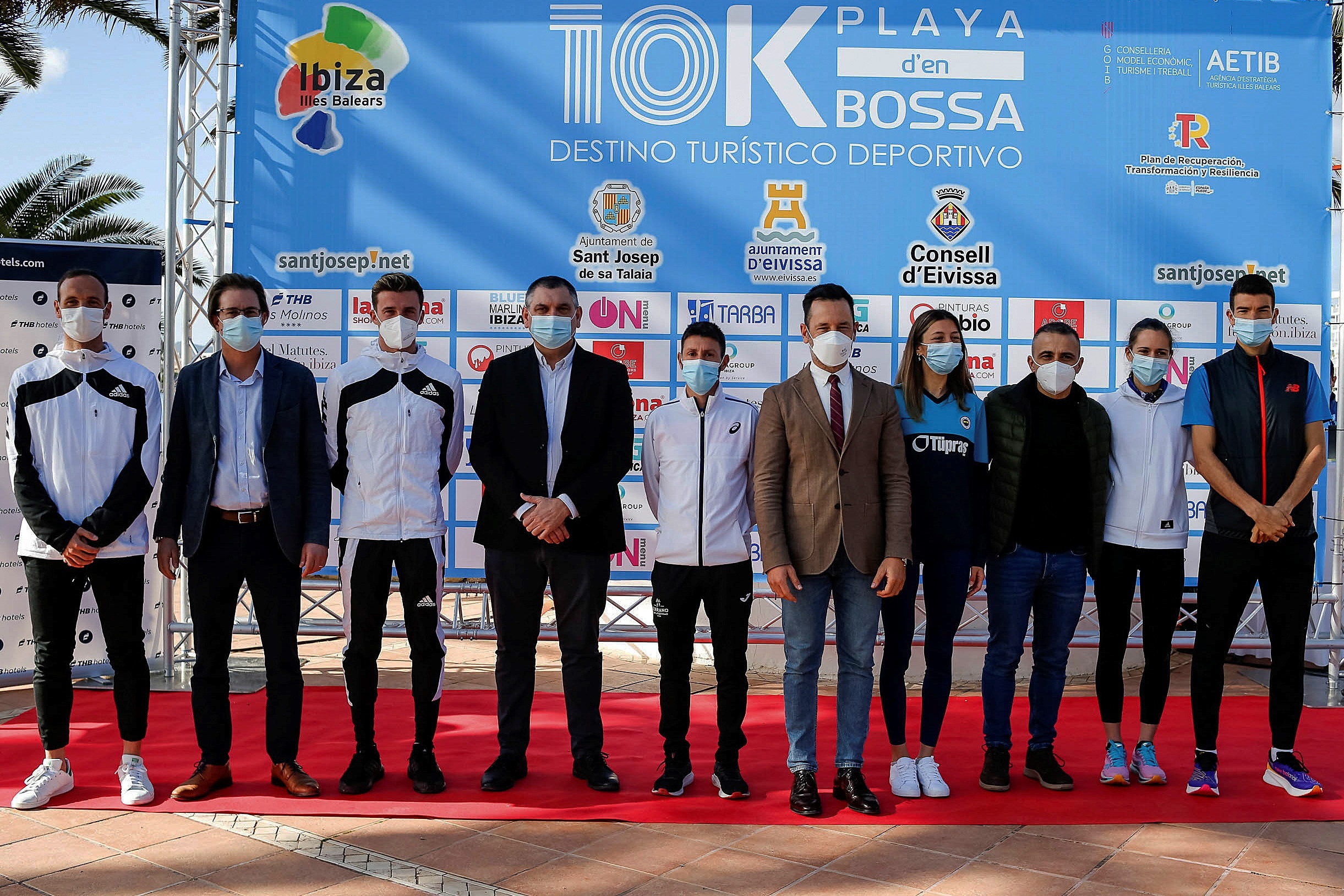 Una imagen de la presentación del 10K Platja den Bossa con Toni Abadía, Carlos Mayo, Chiki Pérez y Adel Mechaal. EFE.