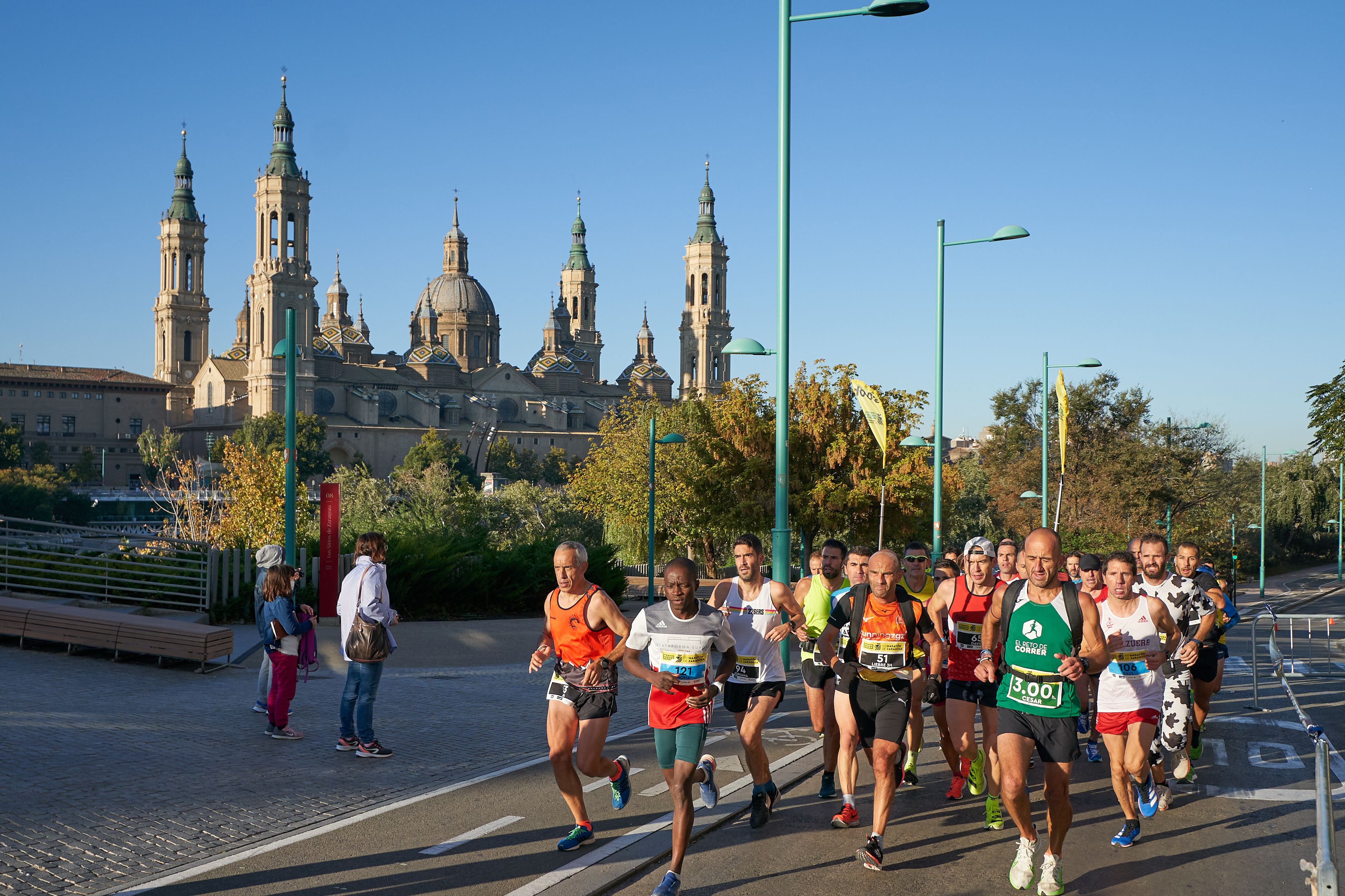 Los maratonianos a su paso por la Basílica de la Virgen del Pilar en Zaragoza.