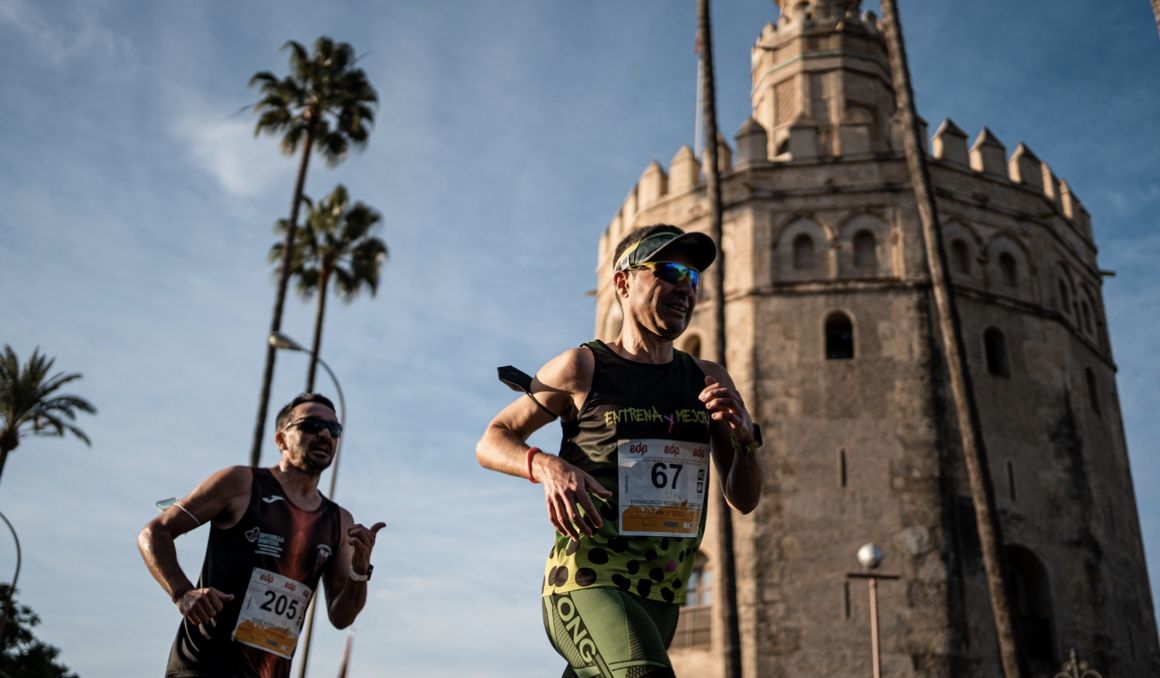 Una imagen del EDP Medio Maratón de Sevilla al paso por la Torre del Oro. SPORTMEDIA.