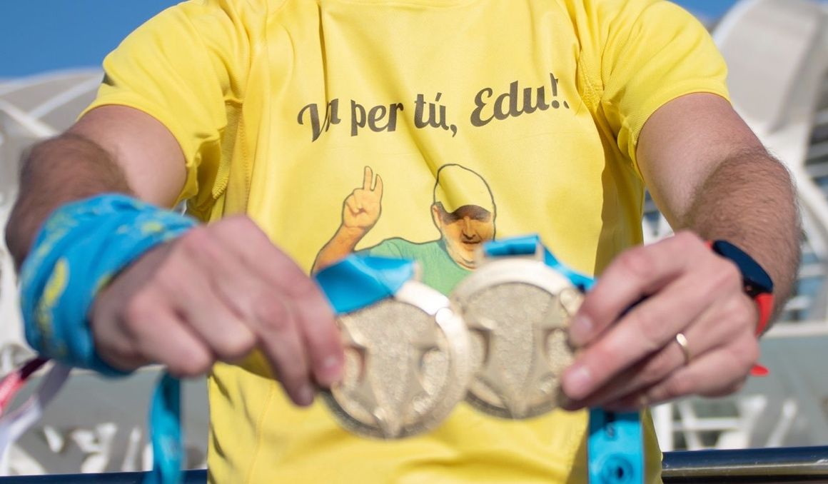 Las dos medallas del Maratón de Valencia Trinidad Alfonso EDP 2021, la de Edu y la de Rubén. ISAAC FERRERA.