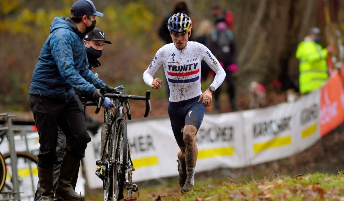 Thomas Pidcock corriendo durante un cambio de bicicleta en una prueba de ciclocross. GETTY IMAGES.