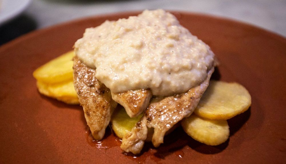 El pollo con almendras de la Taberna Los Coloniales.