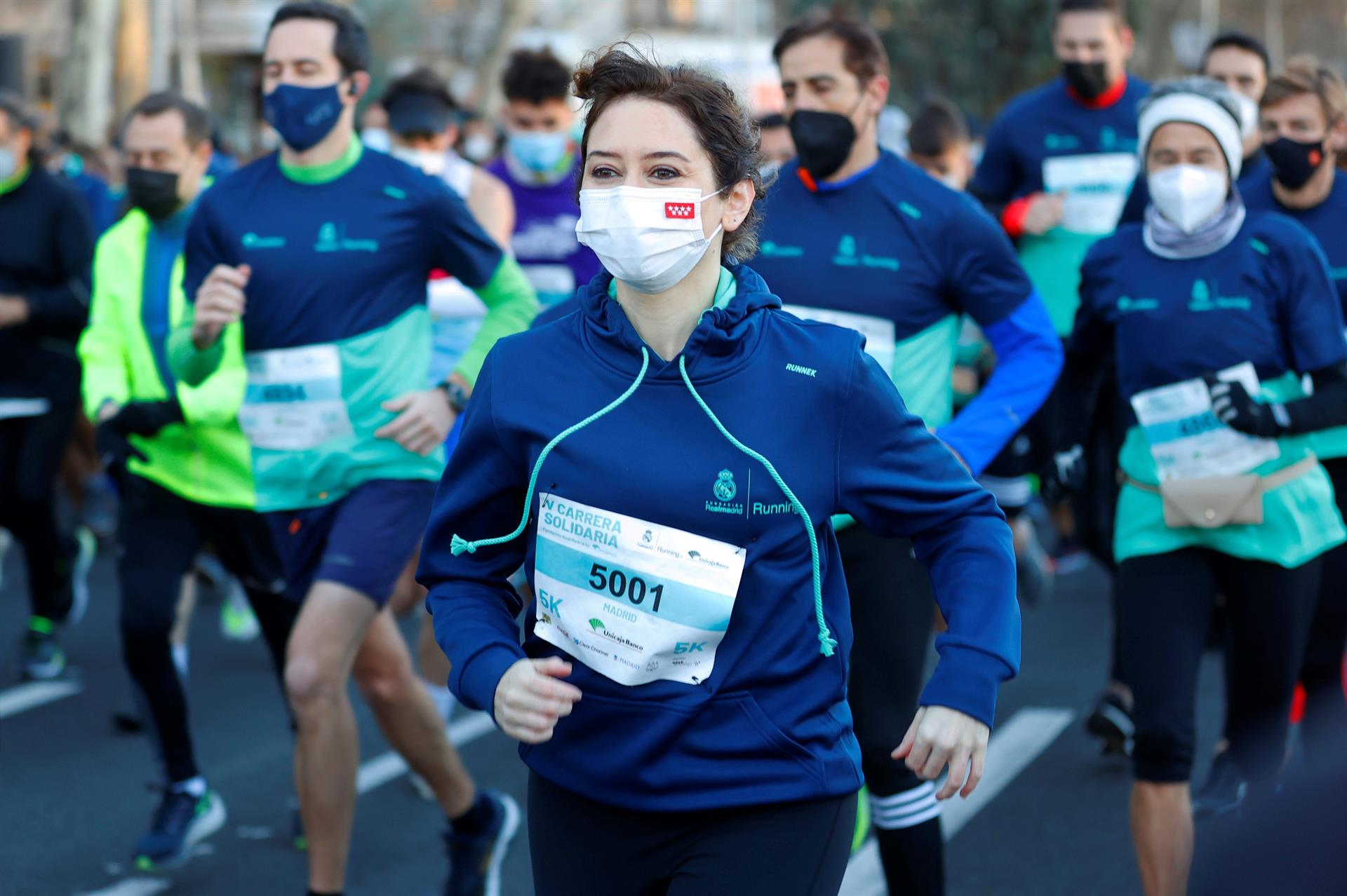 La presidenta de la Comunidad de Madrid, Isabel Díaz Ayuso, durante su participación en la V Carrera Solidaria Fundación Real Madrid by Unicaja Banco, celebrada este domingo por las calles de la capital. EFE.