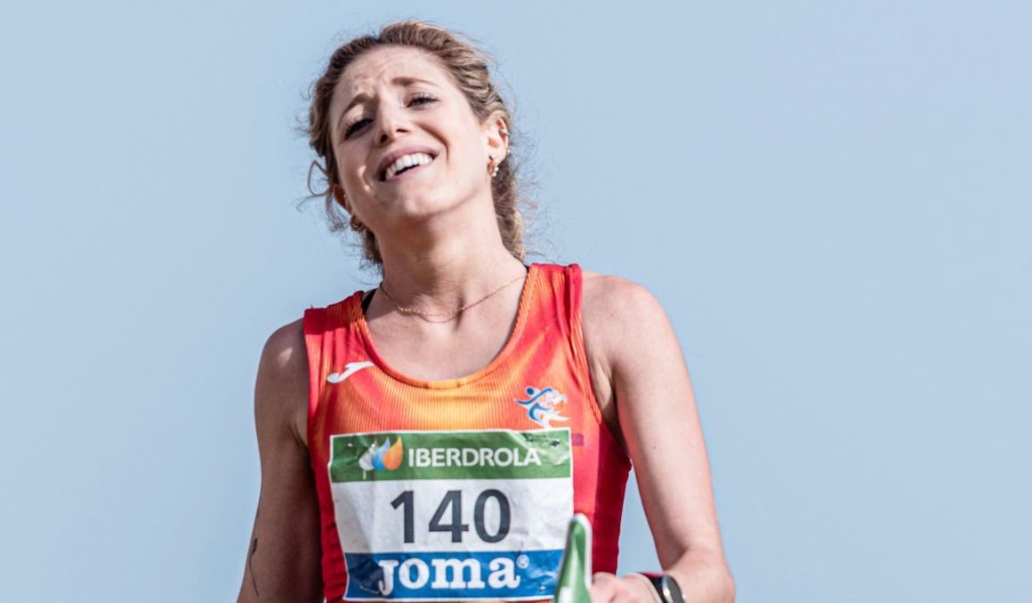 Carla Gallardo en la meta del Campeonato de España de Cross en Jaén. SPORTMEDIA.