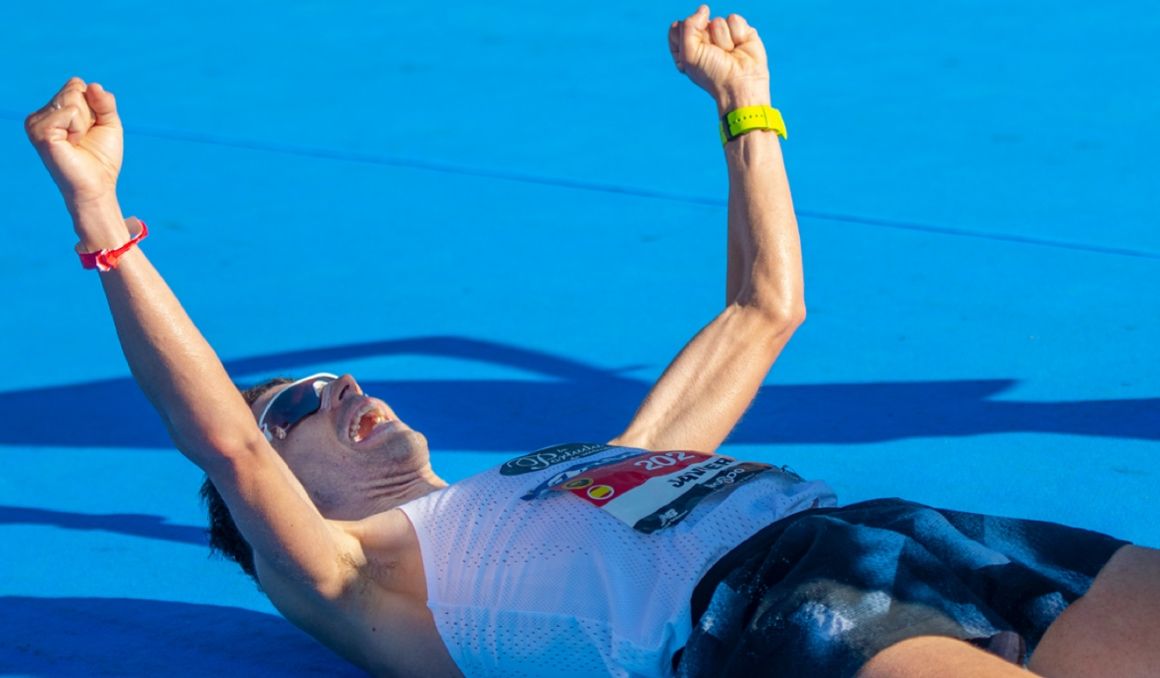 Javi Guerra celebrando su actuación en el Zurich Maratón de Sevilla 2020. JUANJO ÚBEDA.