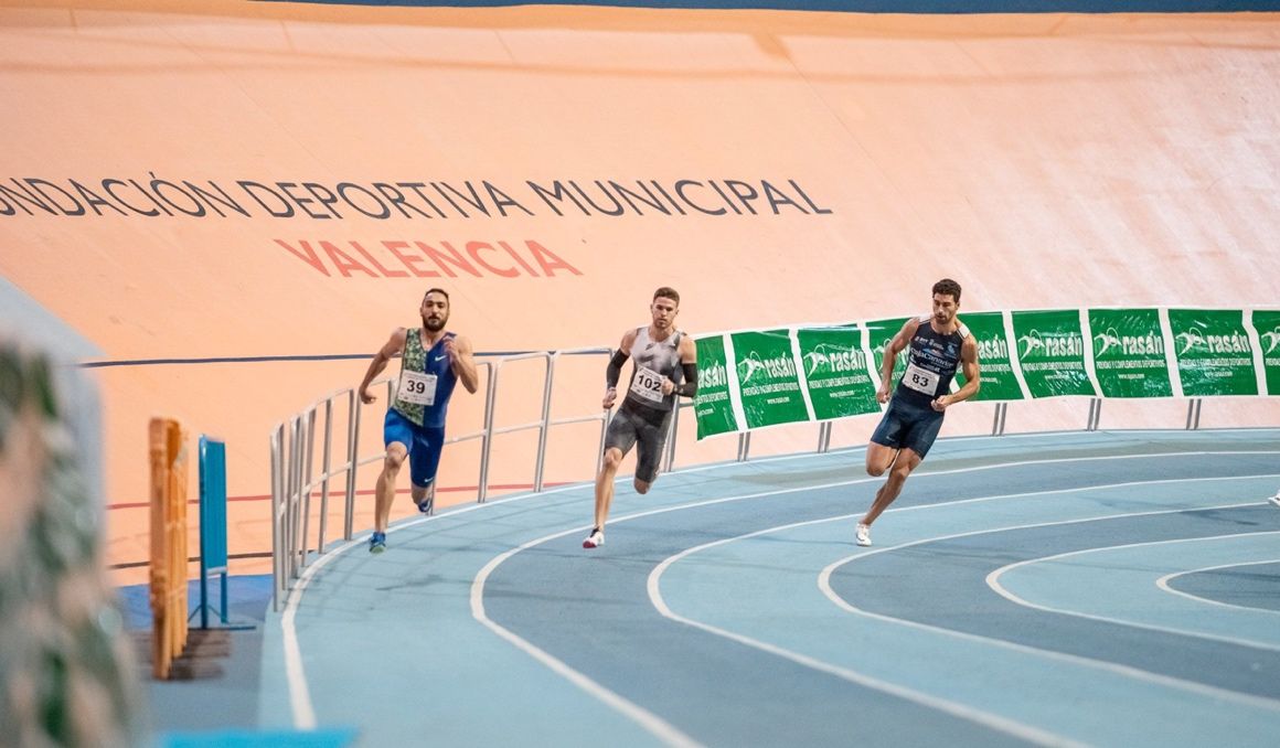 Una imagen del Gran Premio de Valencia 2020 con Óscar Husillos en el centro. SPORTMEDIA.