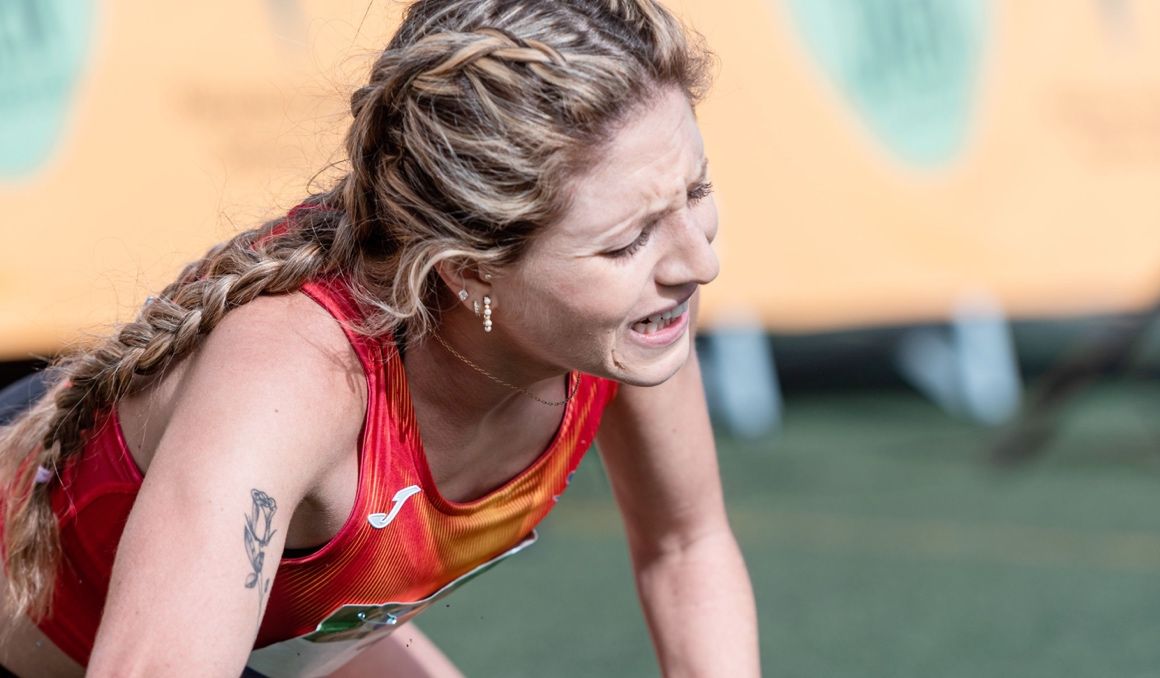 Carla Gallardo tras cruzar la línea de meta del Campeonato de España de Campo a Través en Jaén. SPORTMEDIA.