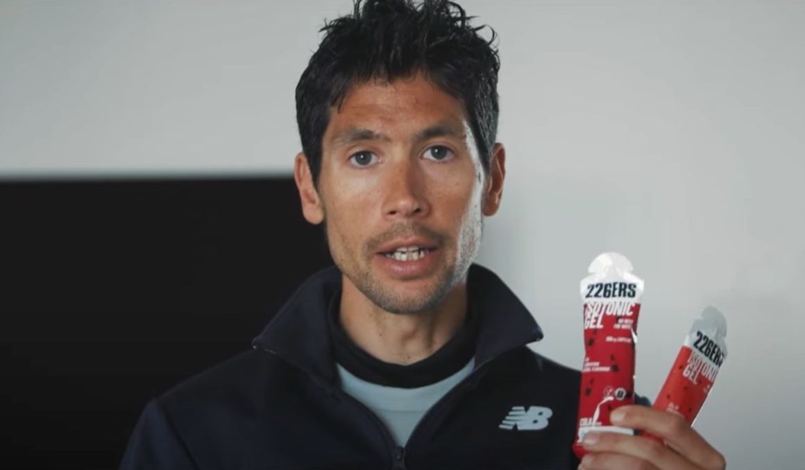 Javi Guerra, embajador de 226ERS, explicando los avituallamientos del Zurich Maratón de Sevilla.