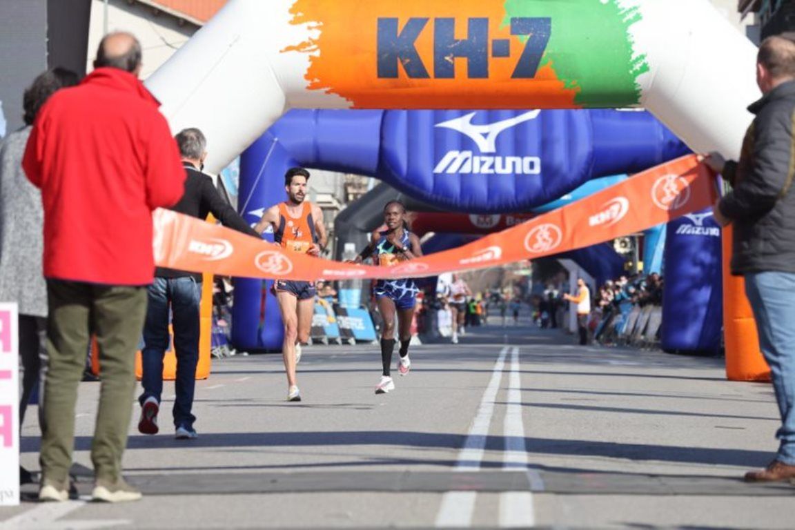 Momento en que se consigue un nuevo récord femenino en la Mitja de Granollers