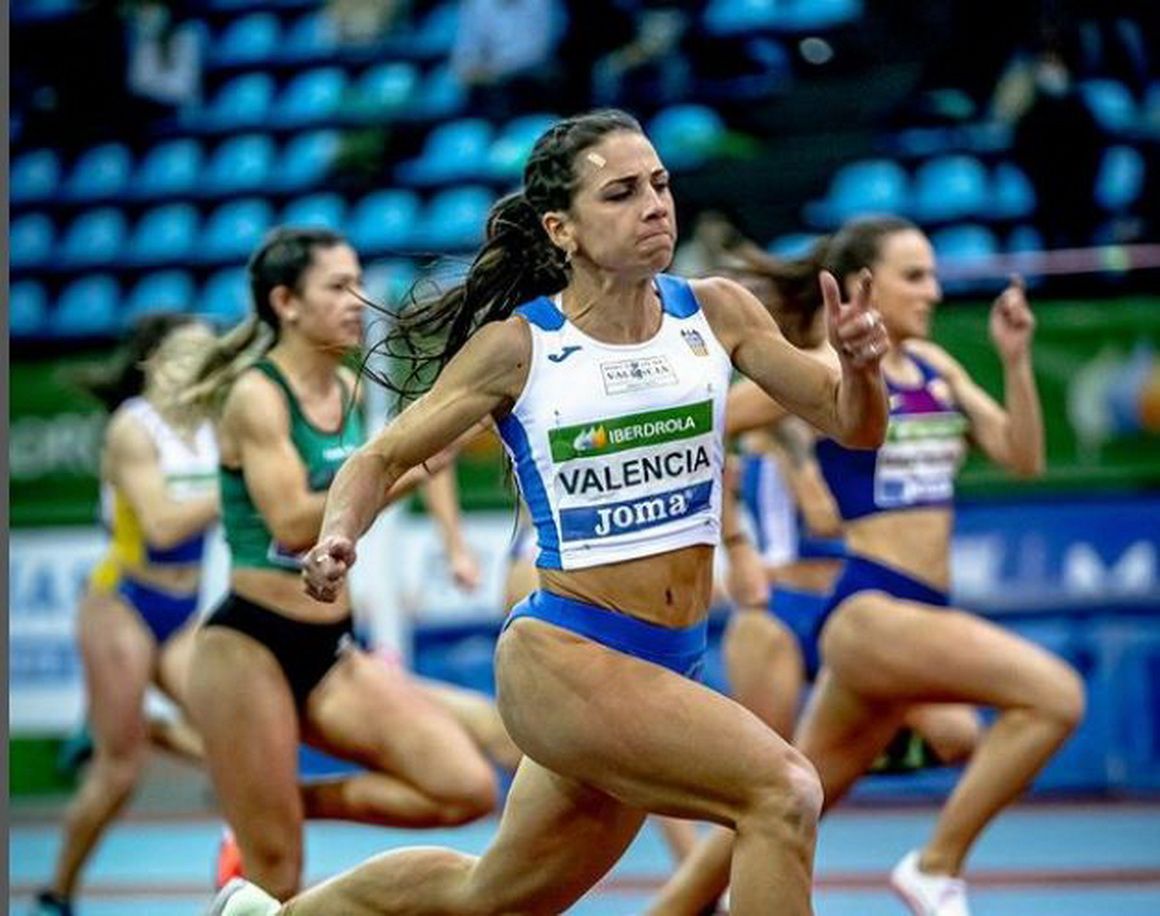 Maribel Pérez batiendo el récord de España de 60 metros en la pista de Gallur | Foto: VSM PHOTOEVENTS