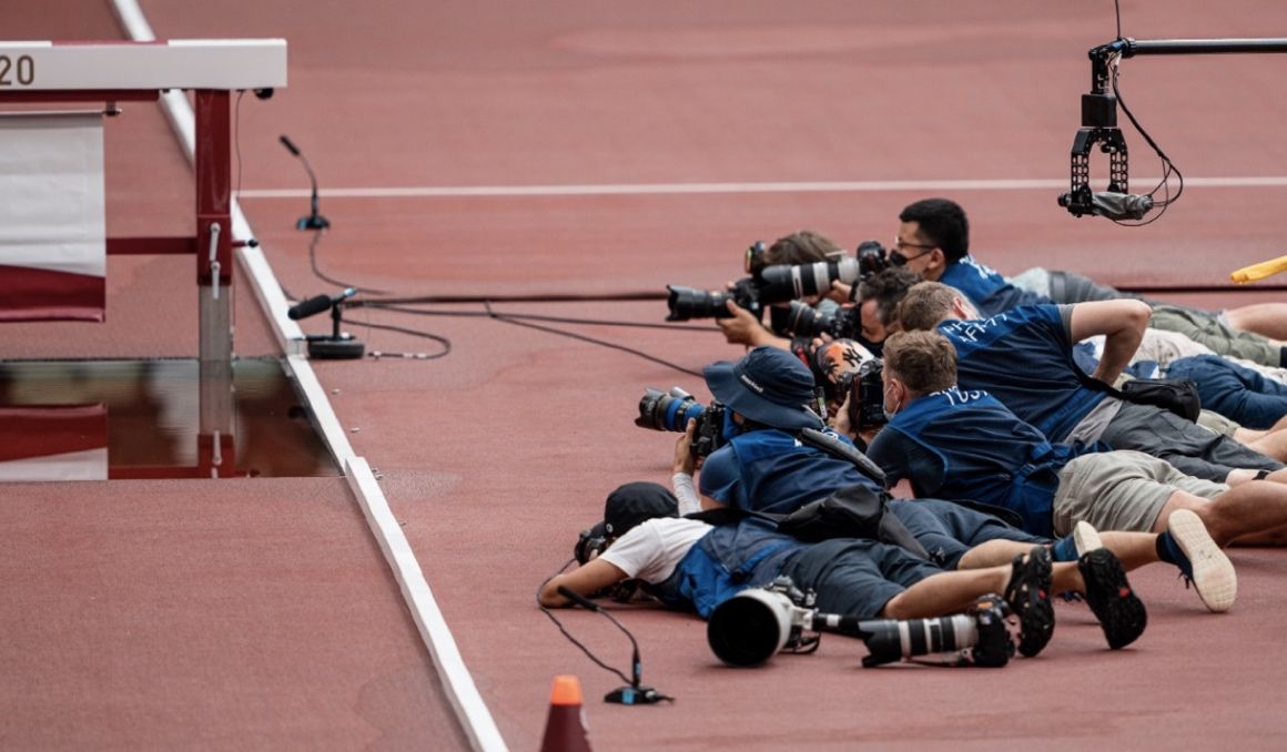 Un grupo de fotógrafos tomando imágenes en los Juegos Olímpicos de Tokio 2020. SPORTMEDIA.