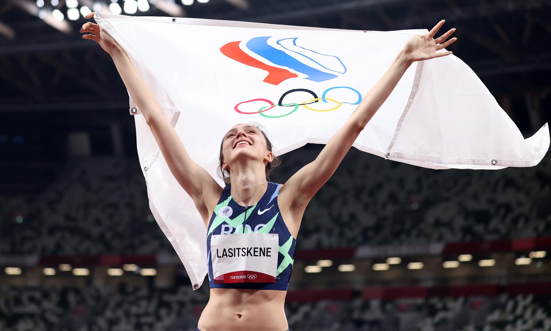 La rusa Mariya Lasitskene celebra tras conseguir la medalla de oro en la final de salto de altura femenino de atletismo en los Juegos Olímpicos de Tokio 2020 este sábado en el Estadio Olímpico en Tokio.EFE.