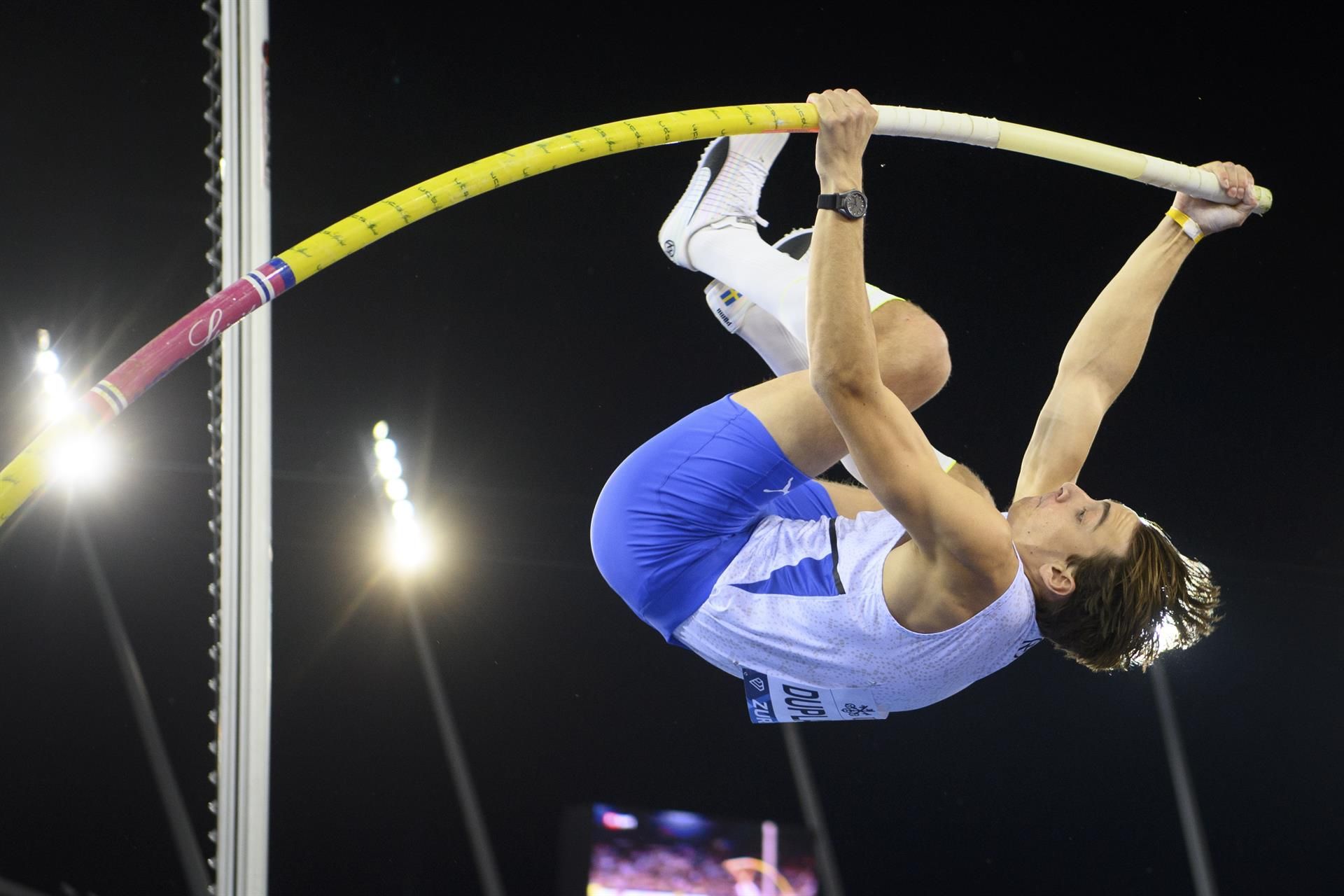 Duplantis bate su propio récord del mundo al saltar 6,19 metros en Belgrado. EFE.