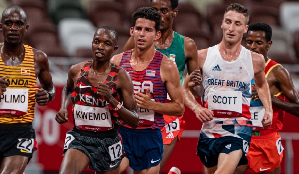 Grant Fisher durante la final olímpica de 10 000 metros en Tokio 2020. SPORTMEDIA.