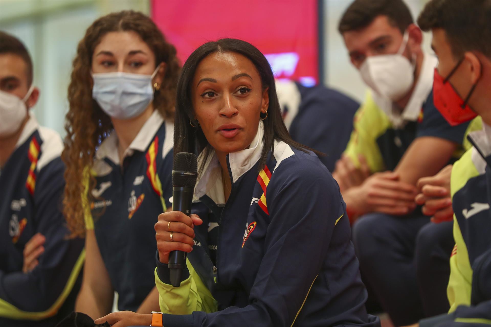 La atleta Ana Peleteiro durante la presentación de la selección española que competirá del 18 al 20 en los mundiales en pista cubierta de Belgrado, este martes en el estadio de Vallehermoso, en Madrid. EFE.