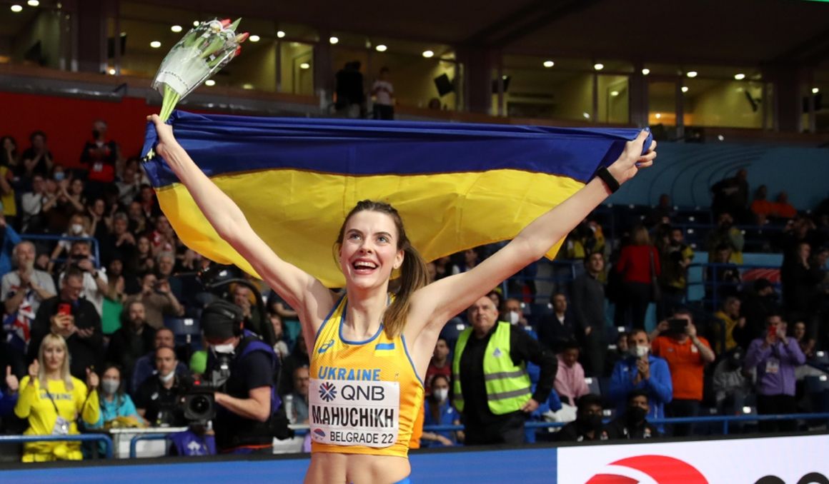 Yaroslava Mahuchikh, campeona del Mundo en Belgrado, con el ramo de flores que le entregó un aficionado español. GETTY IMAGES.