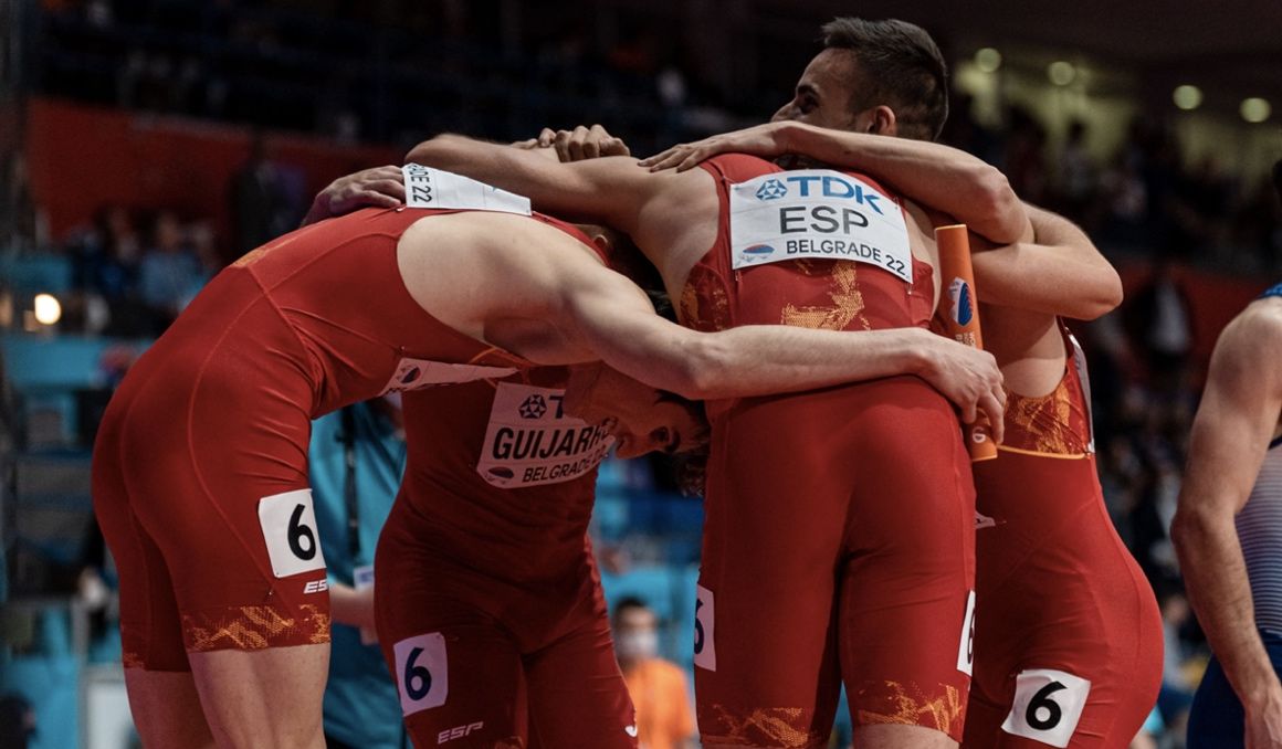 La piña del equipo español después de su medalla de plata en el 4x400 del Mundial de Belgrado. SPORTMEDIA.