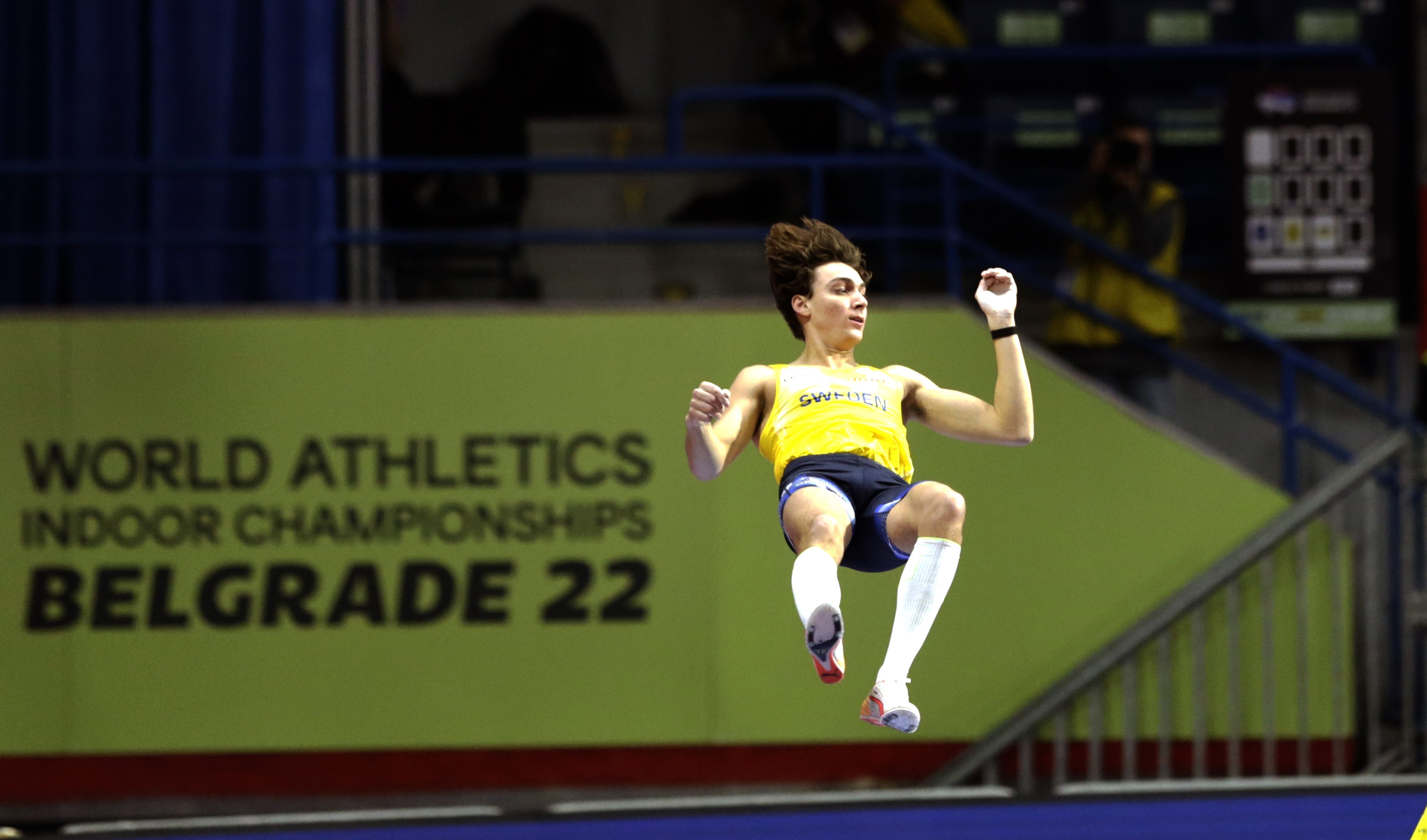 Armand Duplantis durante la competición en la que batió el récord del mundo de pértiga en pista cubierta. EFE.