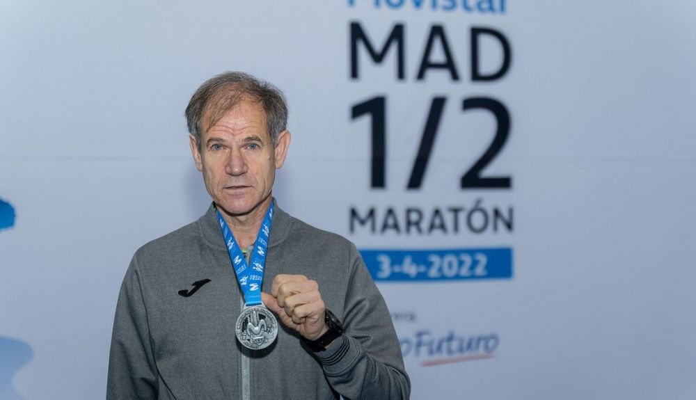 Abel Antón posa con la medalla del Movistar Madrid Medio Maratón 2022 Abel Antón posa con la medalla del Movistar Madrid Medio Maratón 2022