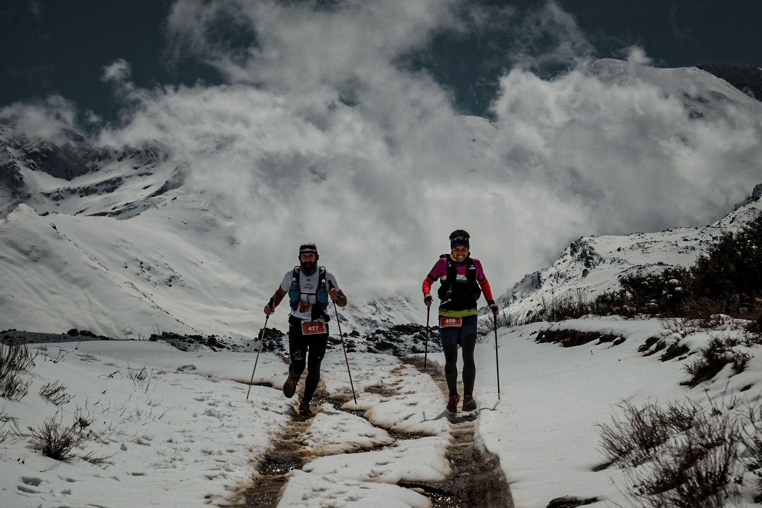 El frío y la nieve marcan la edición más épica de Ultra Sierra Nevada. BLACKCOFFEESTUDIOS.