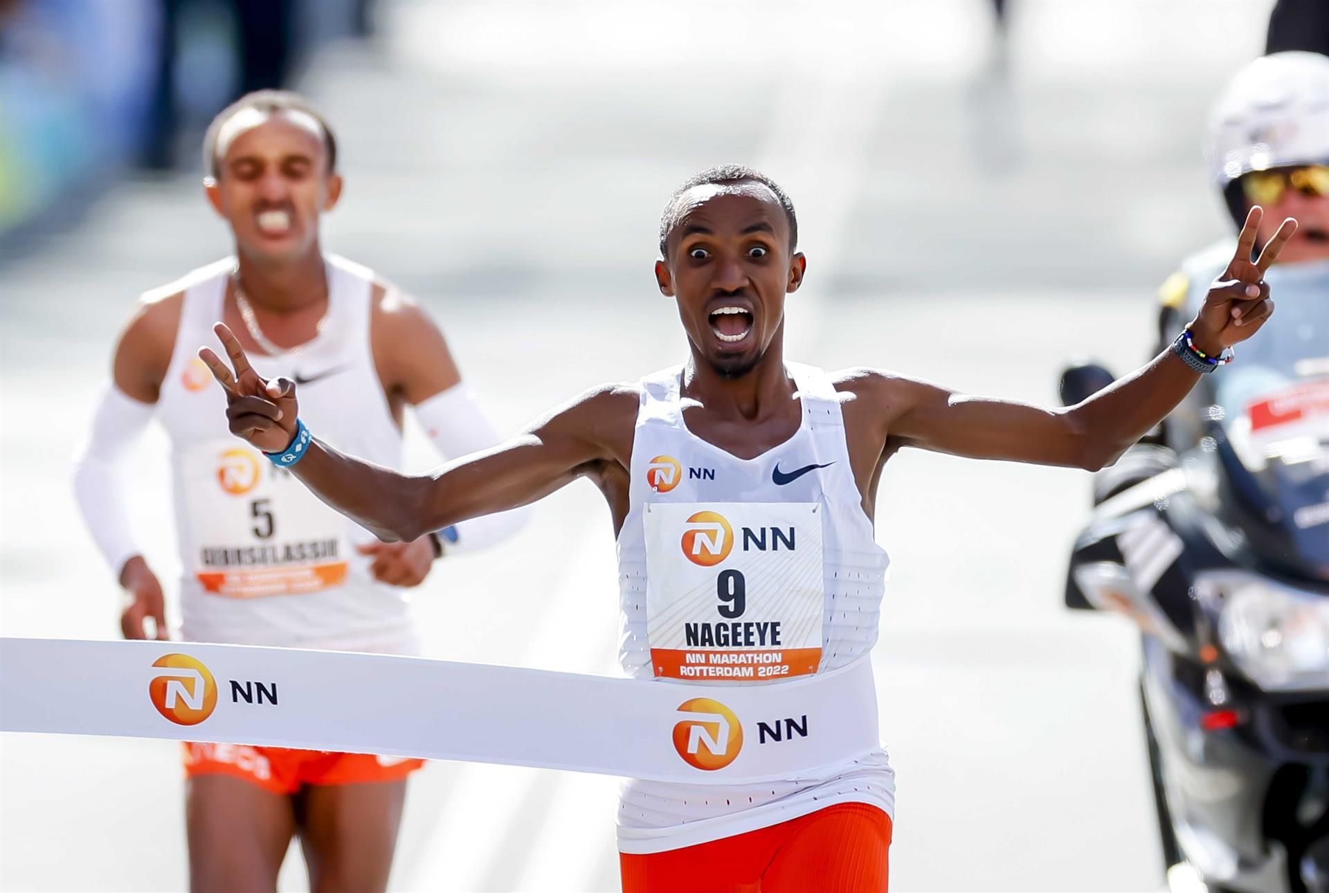 Nageeye triunfando en el NN Maratón de Rotterdam tras un esprint espectacular. EFE.