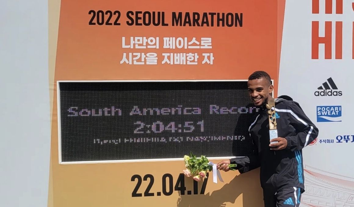 El brasileño Daniel Ferreira do Nascimento tras batir el récord sudamericano de maratón en Seúl.