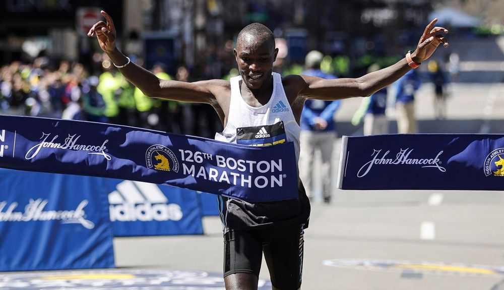 El keniano Evans Chebet celebra este lunes en la edición 126 del Maratón de Boston (EE.UU.). EFE. El keniano Evans Chebet celebra este lunes en la edición 126 del Maratón de Boston (EE.UU.). EFE.