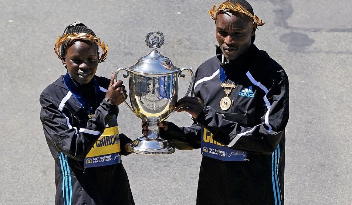 Peres Jepchirchir y Lawrence Cherono, ganadores del Maratón de Boston 2022.
