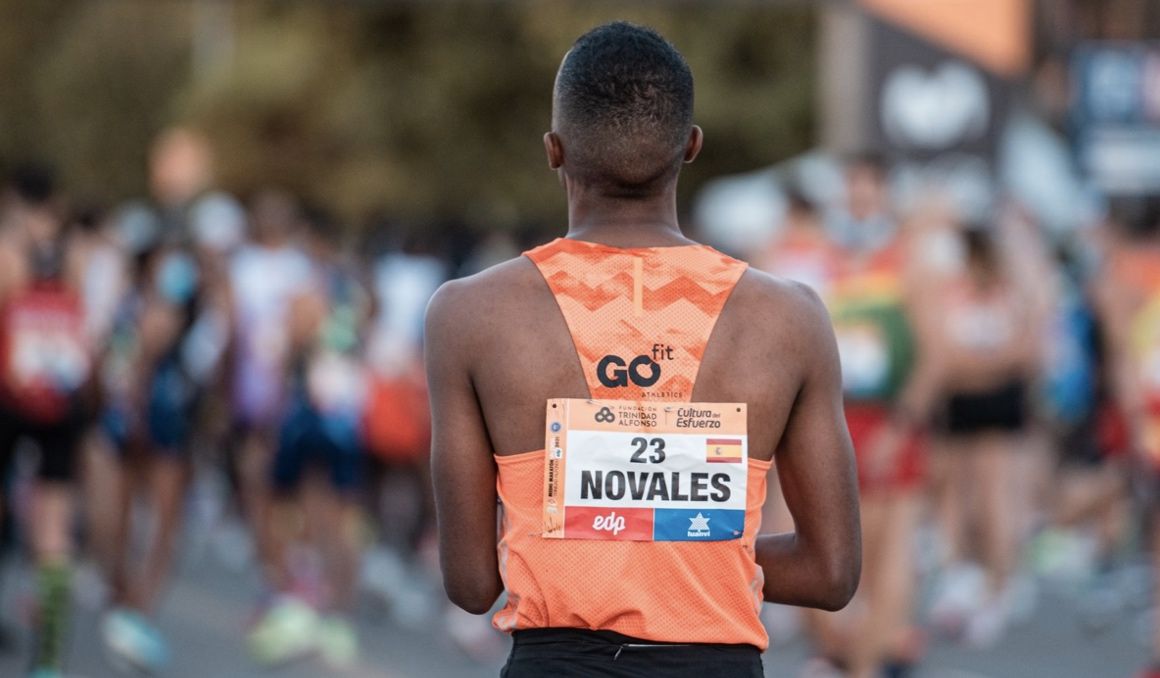 Tariku Novales antes de la salida del Medio Maratón de Valencia 2021. SPORTMEDIA.