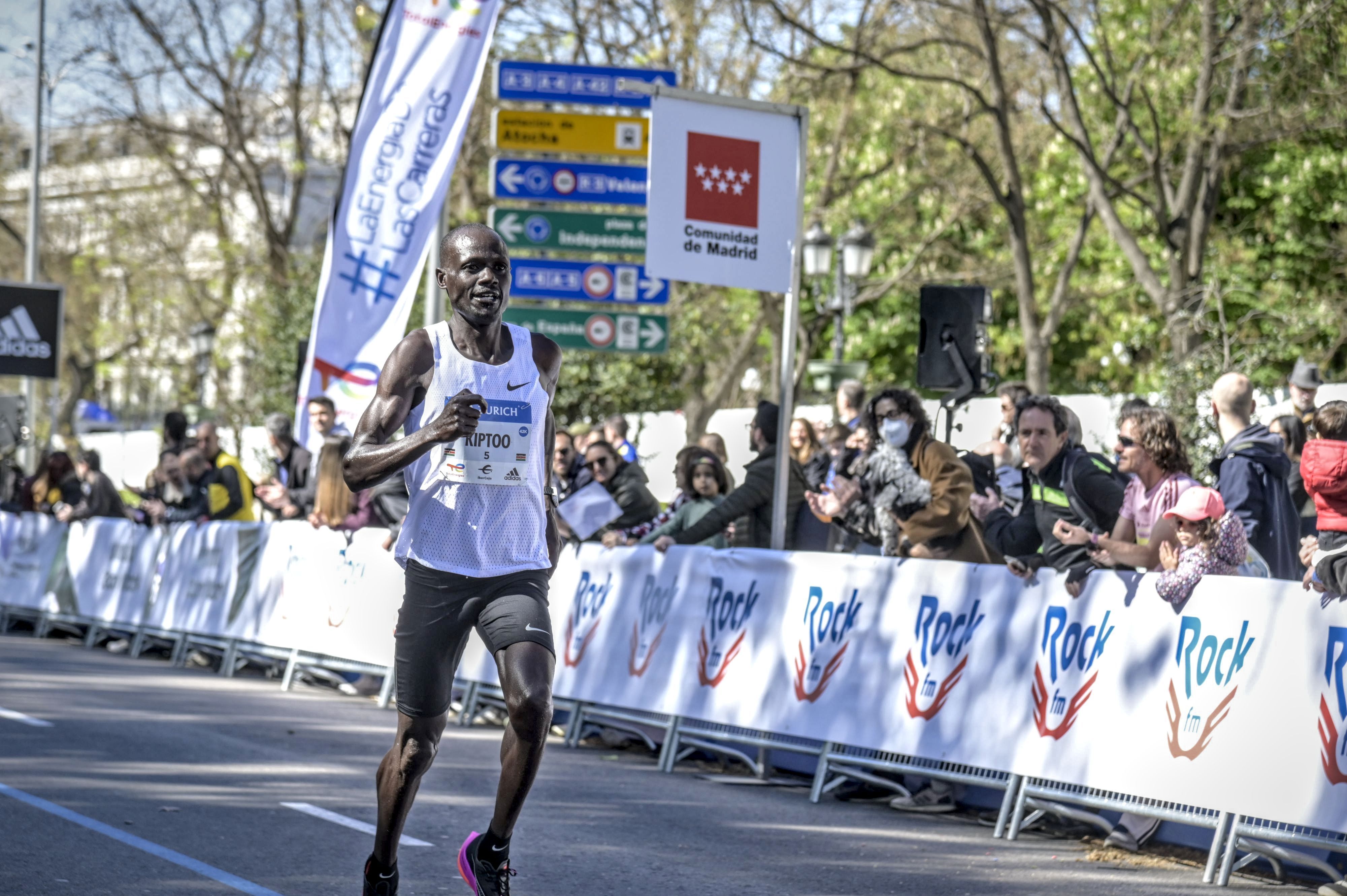 Mark Kiptoo, nuevo plusmarquista mundial M5 haciendo su entrada en meta en el maratón de Zurich Rock 'n' Roll Running Series Madrid