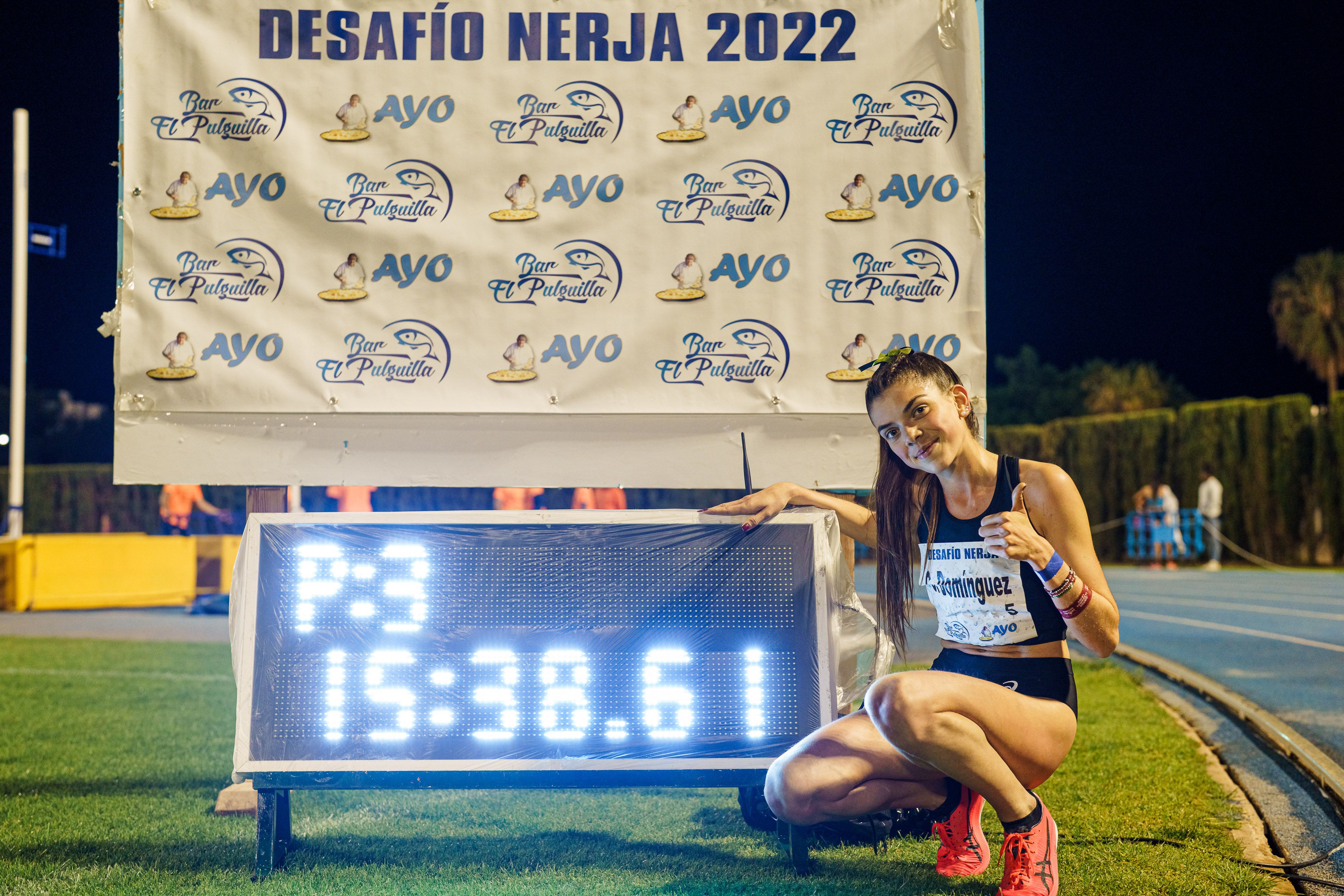 Carla Domínguez tras batir el récord de España sub 20 de 5.000 metros en Nerja. SPORTMEDIA.