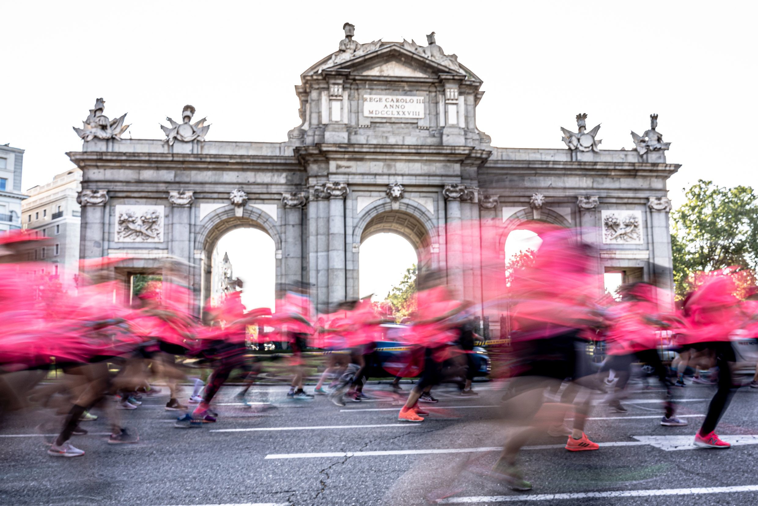 Una imagen de la Carrera de la Mujer de Madrid a su paso por la Puerta de Alcalá. VÍCTOR SECO.