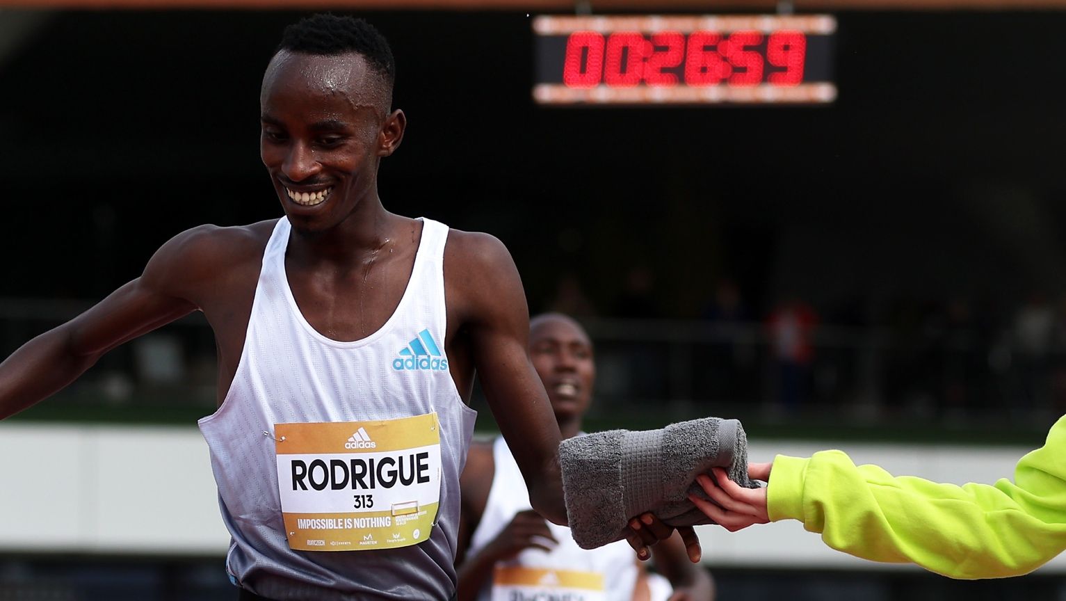 Rodrigue Kwizera después de destrozar su marca personal en 10K en Herzogenaurach. ADIDAS.