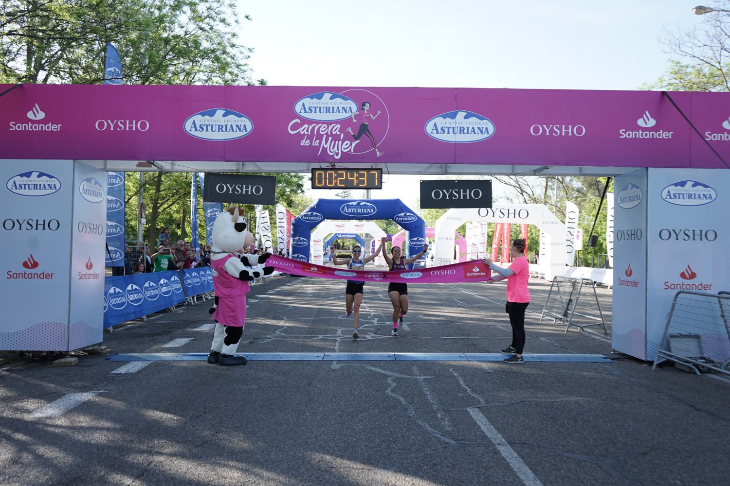 Todas las fotos de meta de la Carrera de la Mujer de Madrid 03070