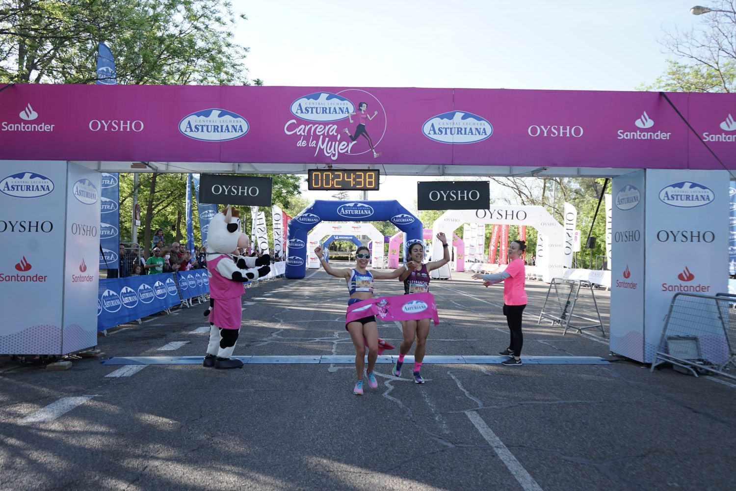Todas las fotos de meta de la Carrera de la Mujer de Madrid 03071