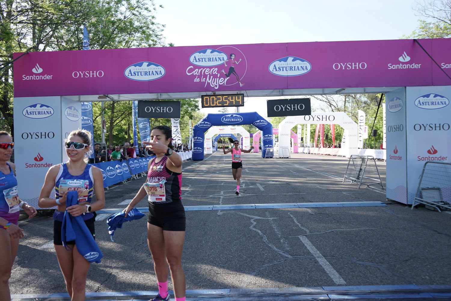 Todas las fotos de meta de la Carrera de la Mujer de Madrid 03078